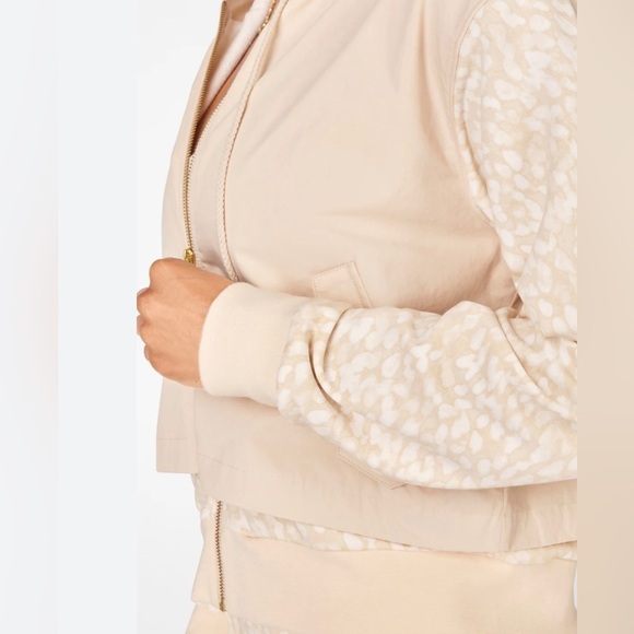 ⭐️Host Pick⭐️ Fabletics white, cream & yellow sweat top & pant set size XS - Picture 2 of 15